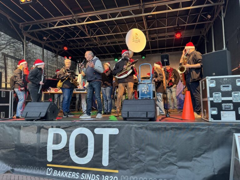 Winterfeest achter de dorpskerk, bij de ontmoeting — festival in Barendrecht